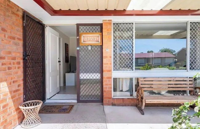 Cheerful 3 bedroom house with free parking - Foto 1