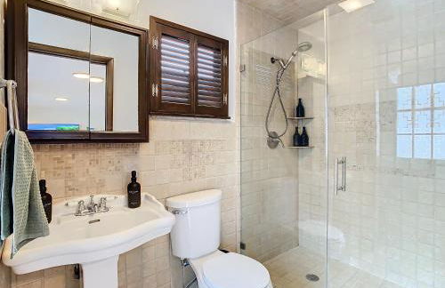 Poolside Paradise with Basketball Court - Foto 23