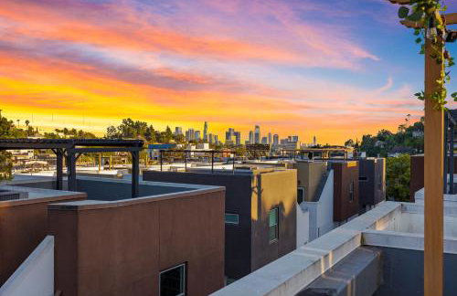 Chic Silver Lake Oasis with Breathtaking City Skyline Views, Private Rooftop & Garage - Foto 24