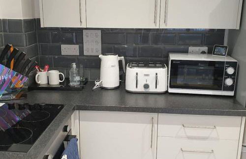 Daisy Lodge - Spacious Two Bed Flat - Parking, Netflix, WIFI - Close to Blenheim Palace & Oxford - F1 - Photo 10