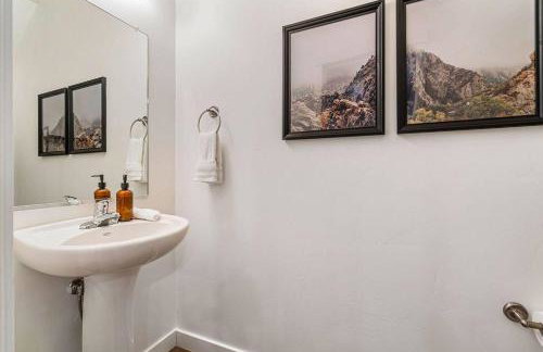 Spacious 2-Story, Pet&Fam Friendly, WFH, Gym&Pool - Foto 35