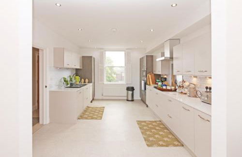 Apartment 11 Bluebridge with Free Parking - Photo 3