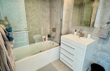 Peaceful Quiet Spacious New Modern Penthouse 3-Bedroom Apartment with a Balcony - Foto 11