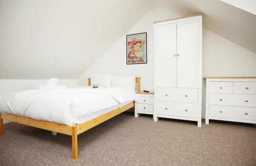 Gloucester Rd By N And N Stays, Newly Refurbed 6 Bed all ensuite house by N And N Stays Ltd, Perfect for contractors and Corporate stays, Close to YTL Arena Site, Pvt Parking for Vans and and work vehicles, Wifi - Foto 23