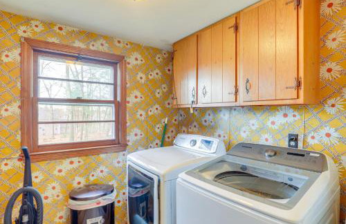 Peek-a-Boo Lake Views and Yard Windham Home - Foto 27