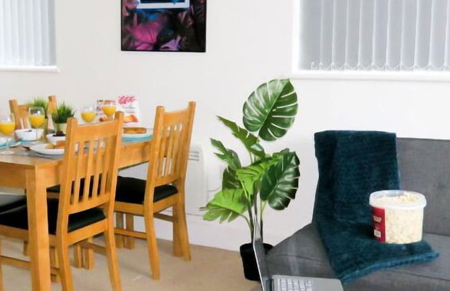 Tudors eSuites Two Bedroom & Balcony - Photo 12