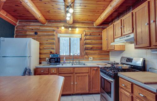 Rhinelander Waterfront Cabin with Deck and Fire Pit! - Foto 9