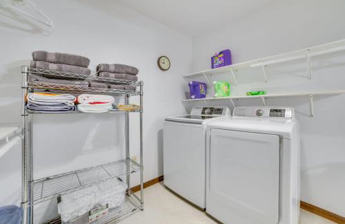 Cozy Houghton Lake Home with Fire Pit and Porch - Foto 27