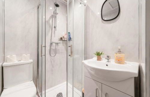 4 Beds - City Gateway Getaway with Free Parking - Foto 15