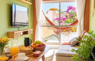Apartamento com Piscina, Garagem, 8min Praia do Forte - Foto 1
