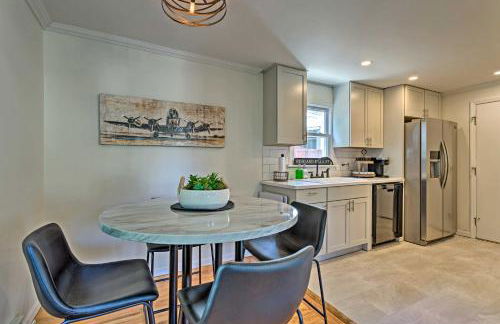 Updated Home with Patio Half Mile to West Point - Foto 8