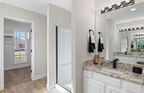 Spacious 5-bedroom villa in welcoming Burleson with WiFi, AC - Foto 32