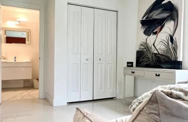 Super stylish 4 BR Home Steps from the Fun - Foto 35