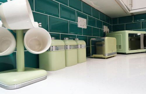 Modern 3 Bed - M4 ACCESS - Wi-Fi - Photo 7