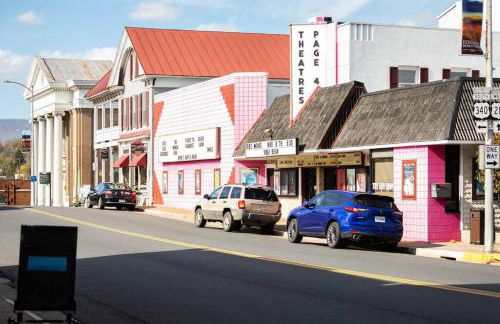 Hidden Hollow 3BD Cabin - Hot Tub, Wifi, Game Room, Fire Pit - Foto 45