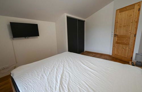 Dans résidence neuve LE SNOW ROC sur les pistes, appartement 8 personnes 2 chambres et coin montagne avec Terrasse WIFI et SAUNA - Photo 10