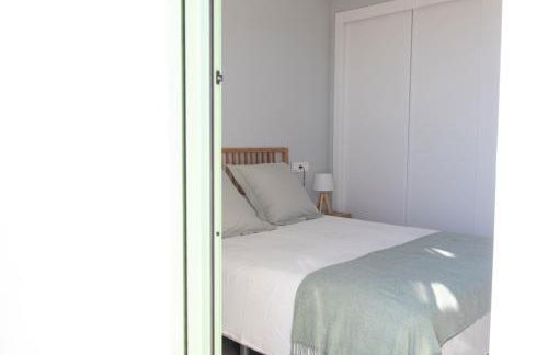 Precioso apartamento frente a la playa con piscina - Foto 35