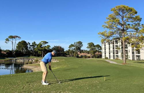 Stylish 3rd-Floor Condo with Golf Course Views - Foto 1