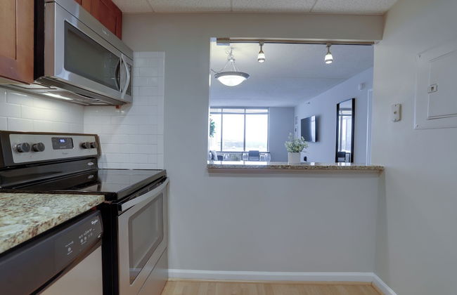 Spacious Apartment at Pentagon City - Photo 14