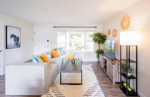 Beautiful Light-filled Farmhouse w swing & slide - Foto 8