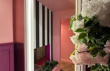 Manchester's ONLY themed slumber party suite for 8 with makeup room - Photo 9