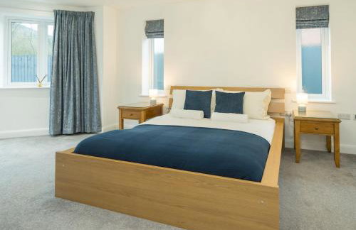 Modern 4-Bed Home Spacious & Comfortable - Pass the Keys - Foto 26