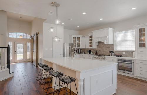 Glamorous Mansion w Private Pool and Cinema Room - Photo 13