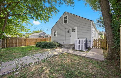 3BR 2BA Derby Home Walk to Churchill Free Parking - Foto 58