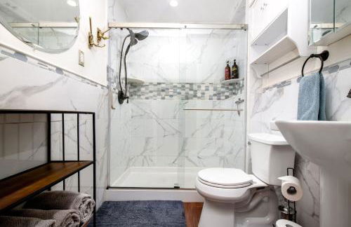 The Golden Parlor- Historic Victorian, Hot Tub - Foto 25