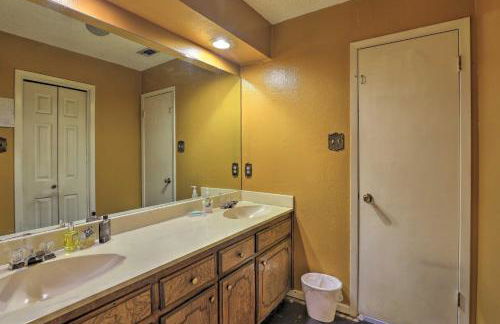 2 Mi to Lake Arlington Spacious Escape with Deck - Foto 13