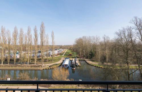 Lovely Home Near Canal, Park, & Central MK - Foto 8