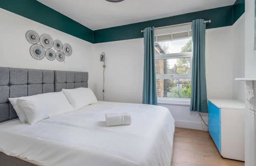 "FurnishedRentals Direct" WiggenHouse Stylish 3 Bedroom house Sleeps 8 with Free Parking, 2 Bathrooms, near to Watford High Street and Watford Football Stadium, Suitable for visiting Harry Potter Warner Bros Studio and London - Photo 8