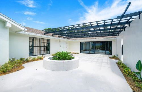 Deluxe Waterfront Villa with BBQ, Pool and Game Room - Photo 45