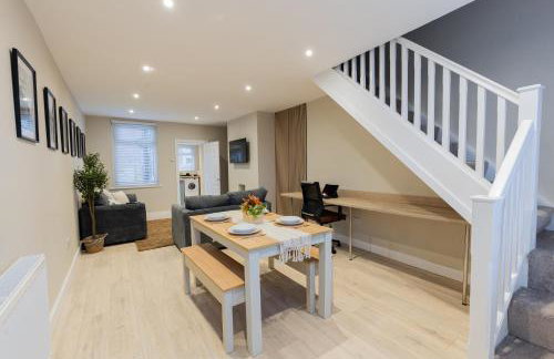 'Weston House' Newly Renovated Family and Workspace Business Cosy Home in Runcorn, Cheshire ENTIRE HOUSE - Foto 1