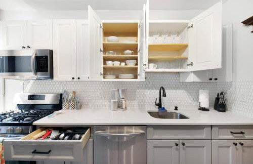 The Vic 3-BR Quick NYC Access & Parking - Foto 24