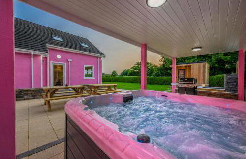 Lilys Pink House - Photo 1