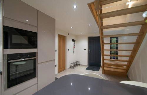 Luxury Coach house next to woodland in Knutsford - Photo 45