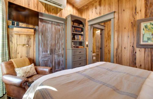 Walk to White River Cozy Escape with Screened Porch - Foto 11