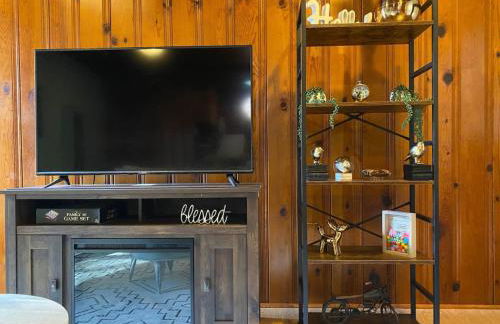 Cozy King Bed Cabin Fireplace - Photo 13