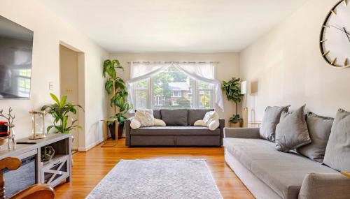 3BR Home - Free Parking-WiFi Kitchen Laundry-Kids Friendly-Near DC & Downtown & Metro-Patio & Deck - Foto 2