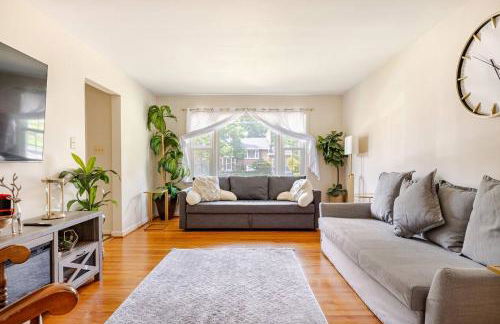 3BR Home - Free Parking-WiFi Kitchen Laundry-Kids Friendly-Near DC & Downtown & Metro-Patio & Deck - Foto 2