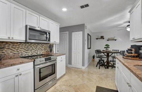 Boca Beauty - Stylish Home With Pool 3 Bedroom Home by RedAwning - Foto 40