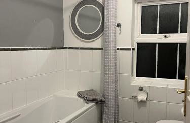 Holthart Town-House, Great for Groups, Families, Pets & Contractors - Photo 12