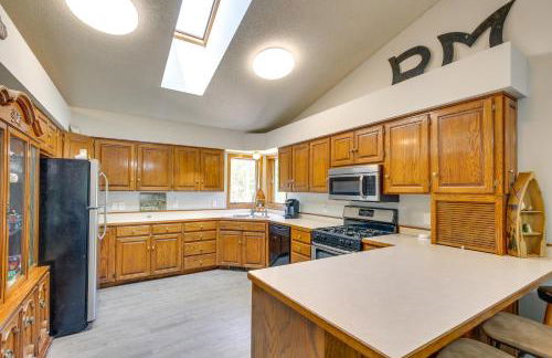 2 Mi to Cedar Lake Quiet Home with Fire Pit and Deck - Foto 9