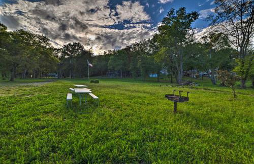 Charming Lakefront Home with Grill and Fire Pit! - Foto 32