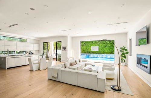 Luxurious Retreat - Modern House with Pool - Photo 6