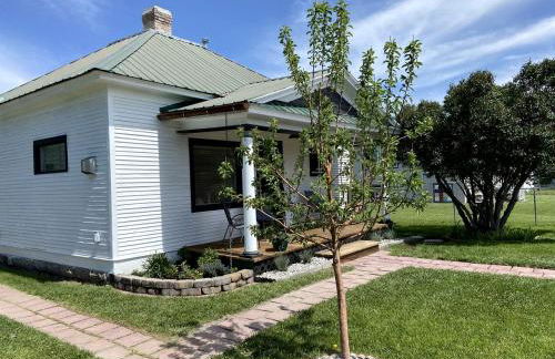Charming Downtown Cottage with Porch & Backyard Retreat near Beaverhead River in Dillon, Montana - Foto 6