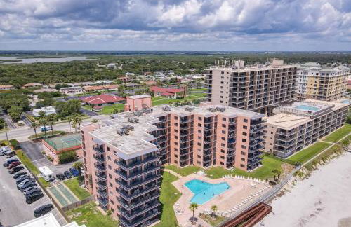 Oceanfront Sunrise Overlooking Pool Walk to shopping dining Sunrise 805 - Foto 23
