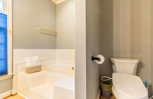 Cozy Home with BBQ Near Arts & Dining Hotspots - Foto 28