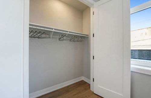 Modern 2BR2BA Condo Free Parking and Balcony - Foto 40